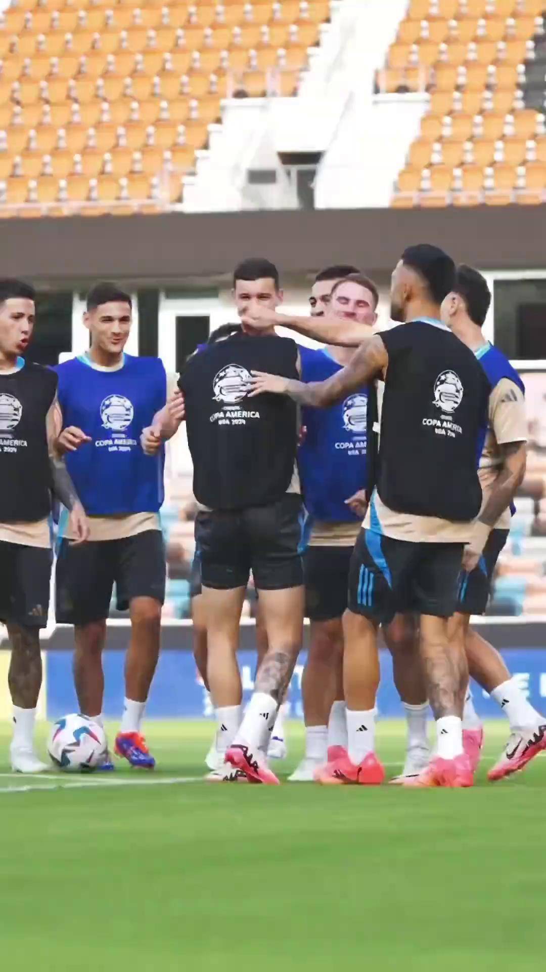 阿根廷队梅开二度，轻松击败厄瓜多尔