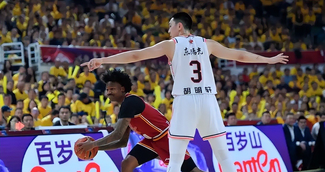 广东队在客场战胜对手，夺冠追梦