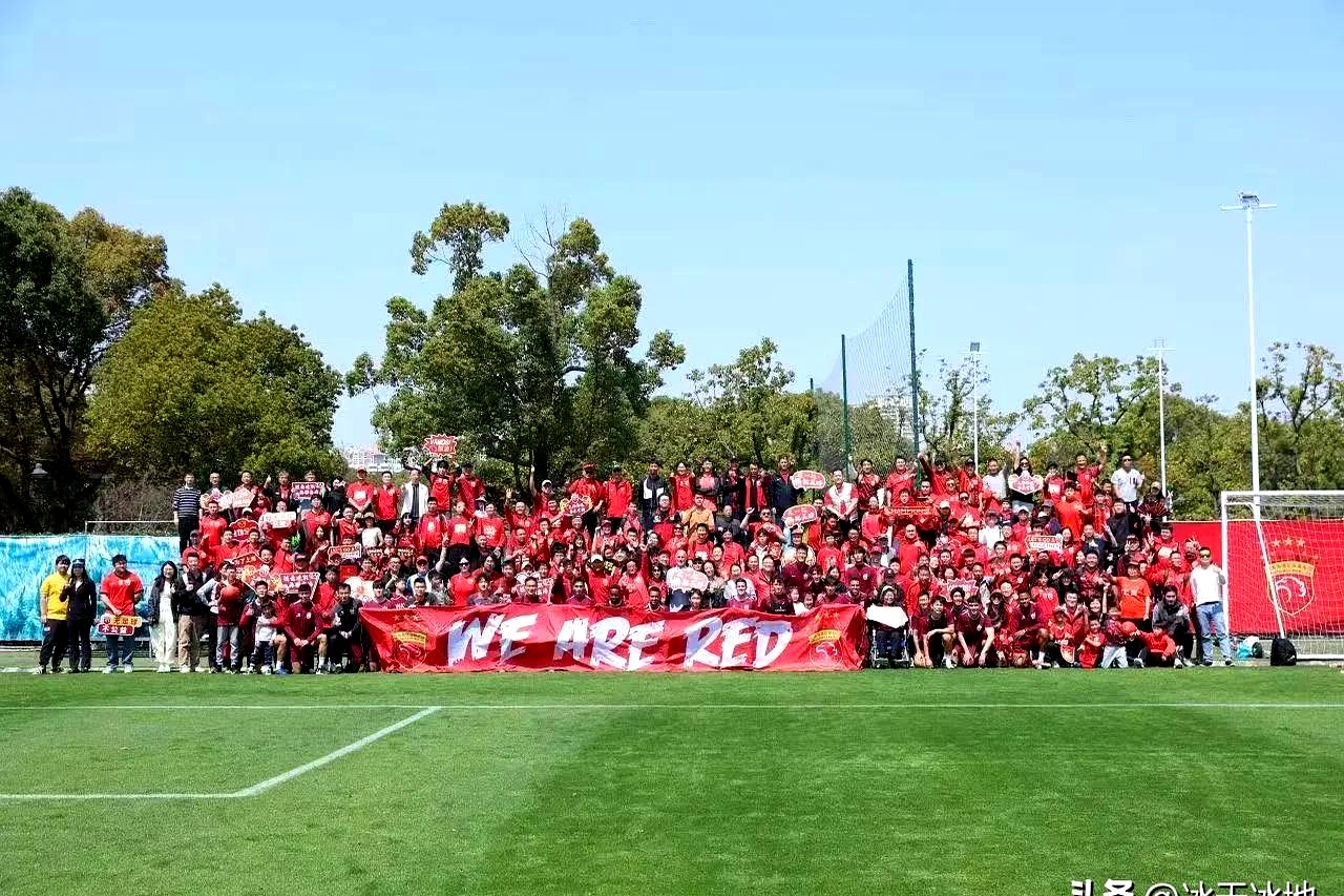 足球赛场精彩看点多,球迷翘首期待新一轮较量的简单介绍 足球赛场精彩看点多,球迷翘首期待新一轮较量的简单介绍