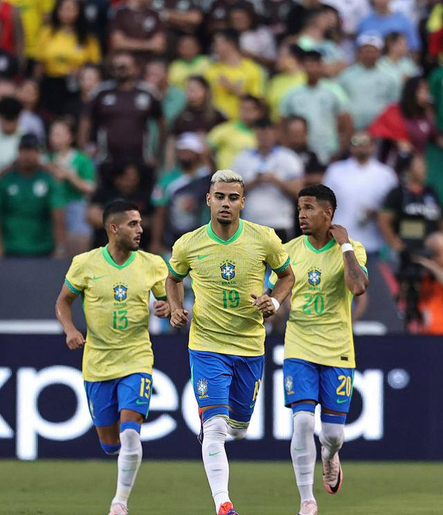 足球运动员们齐聚巴西，展开盛大的冠军争夺之战的简单介绍