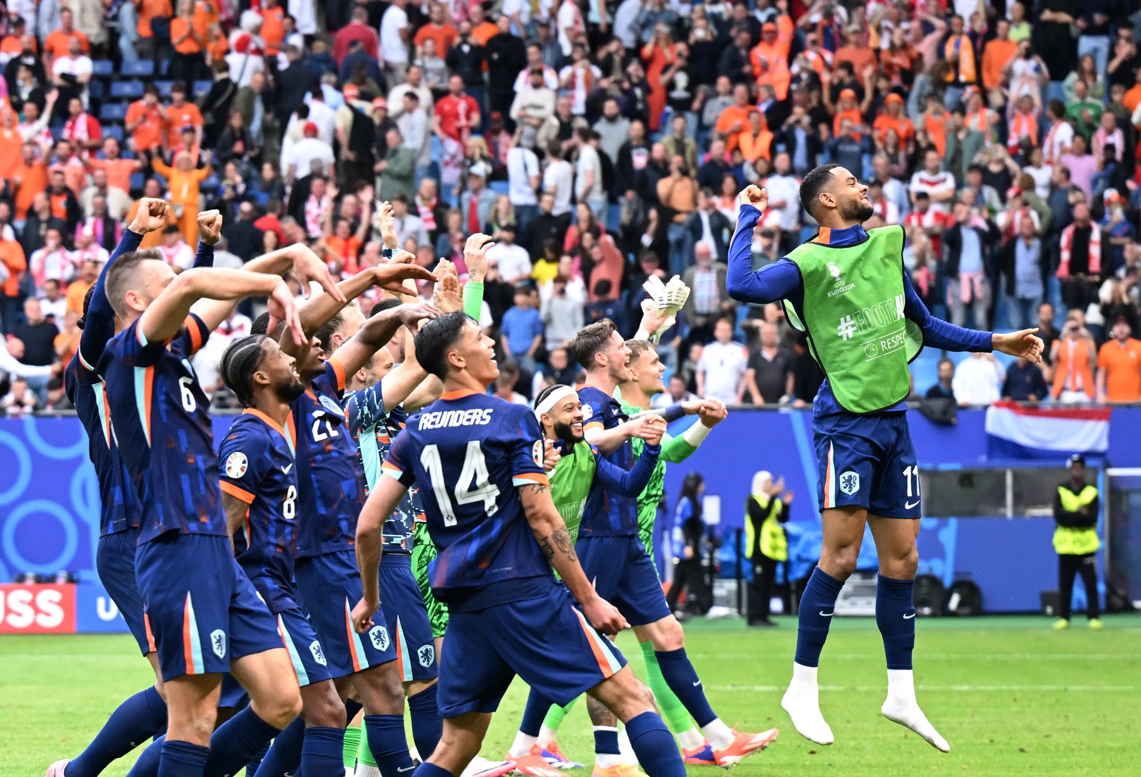 足球比赛锣鼓喧天,各国球队力争胜利 足球比赛锣鼓喧天,各国球队力争胜利