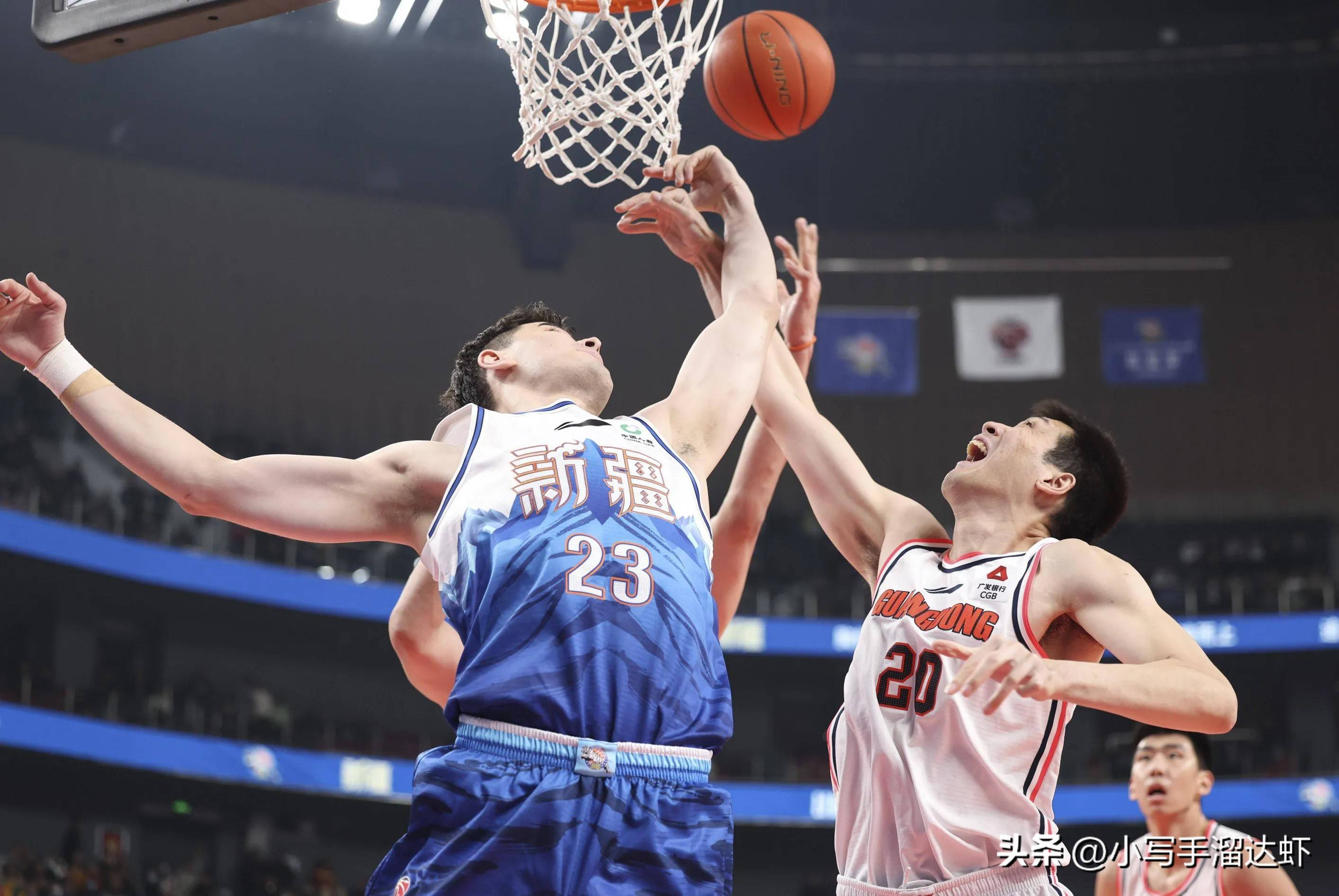 明星球员大放异彩,引爆球迷热情 明星球员大放异彩,引爆球迷热情