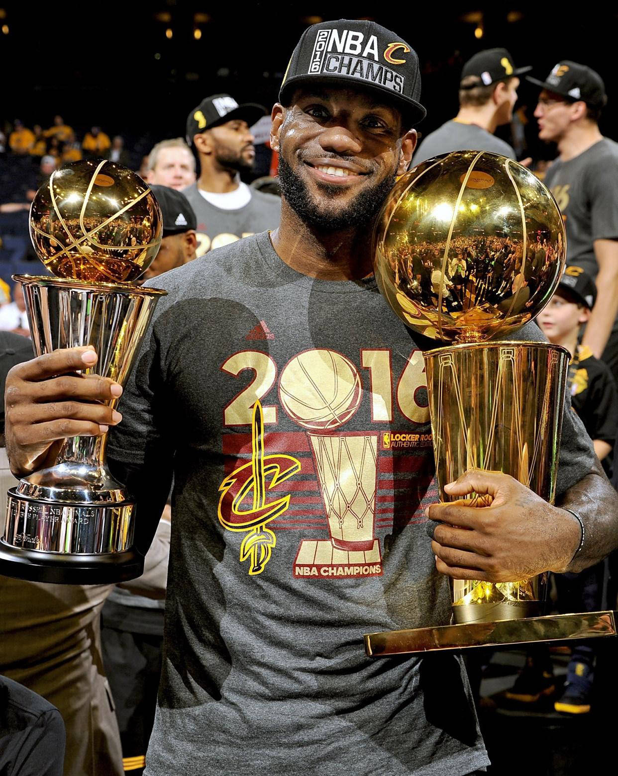 詹姆斯率领湖人队逆风翻盘,取得胜利 詹姆斯率领湖人队逆风翻盘,取得胜利