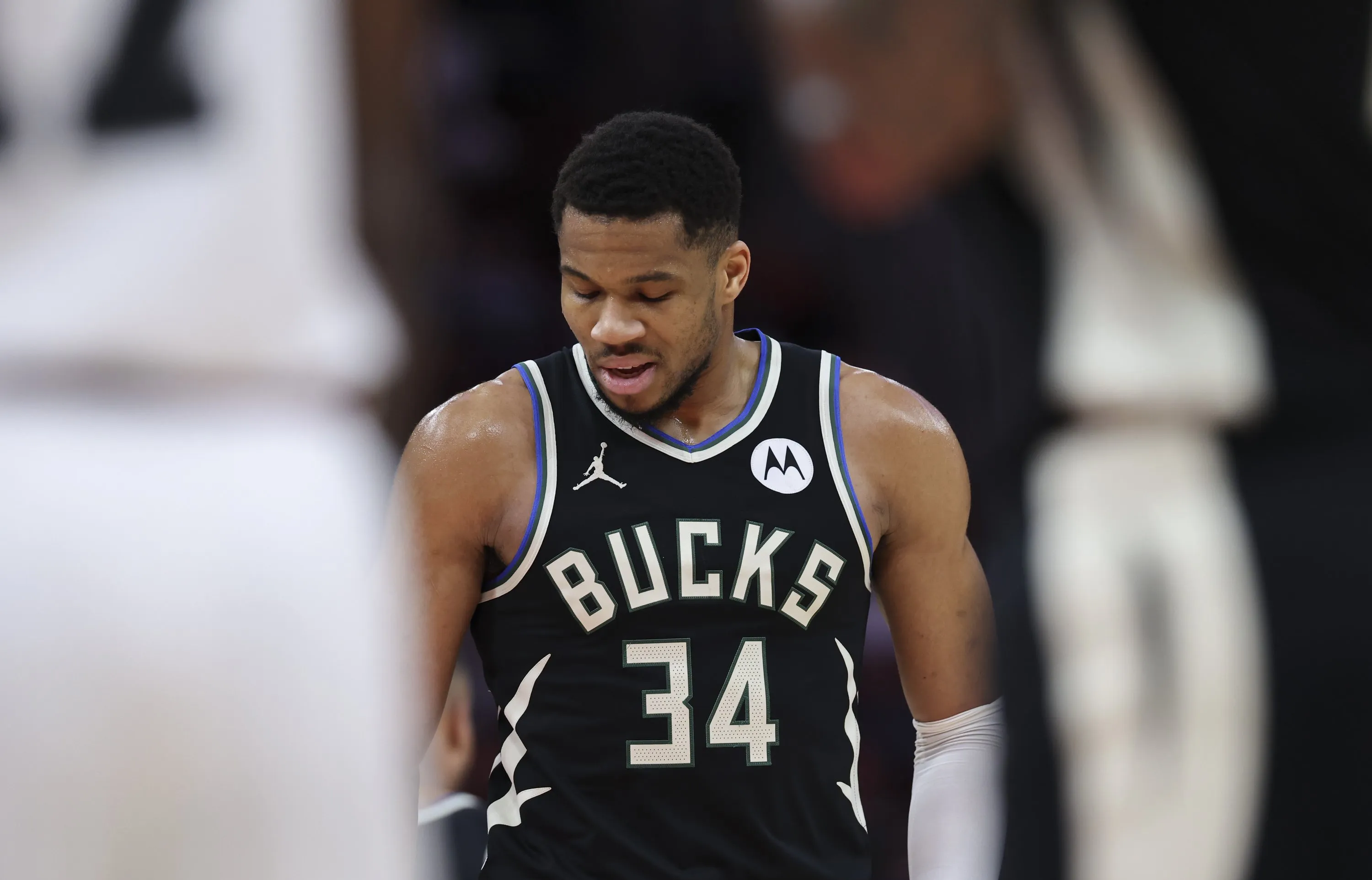 猛龙主场大败雄鹿,前锋组合状态低迷 猛龙主场大败雄鹿,前锋组合状态低迷