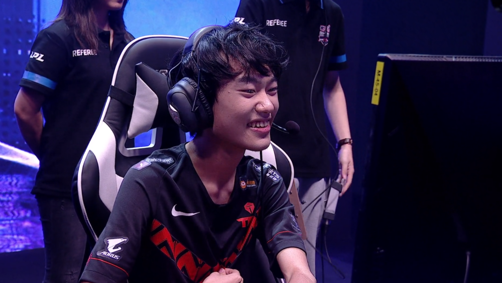 FPX碾压100T,Knight打出惊人五杀鏖战多局全球总决赛,技惊四座 FPX碾压100T,Knight打出惊人五杀鏖战多局全球总决赛,技惊四座