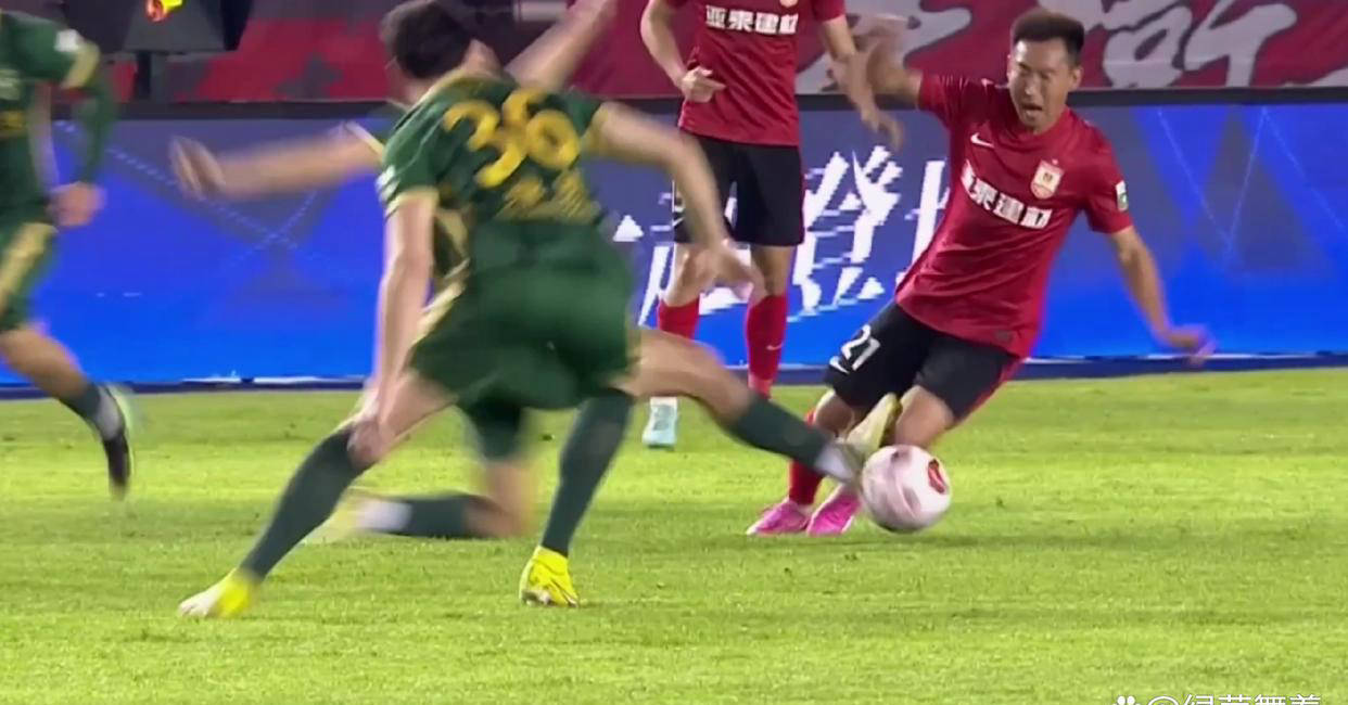 关于国内足球联赛场面激烈，裁判执法引争议的信息