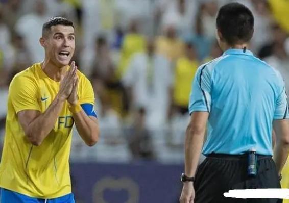 关于国内足球联赛场面激烈，裁判执法引争议的信息