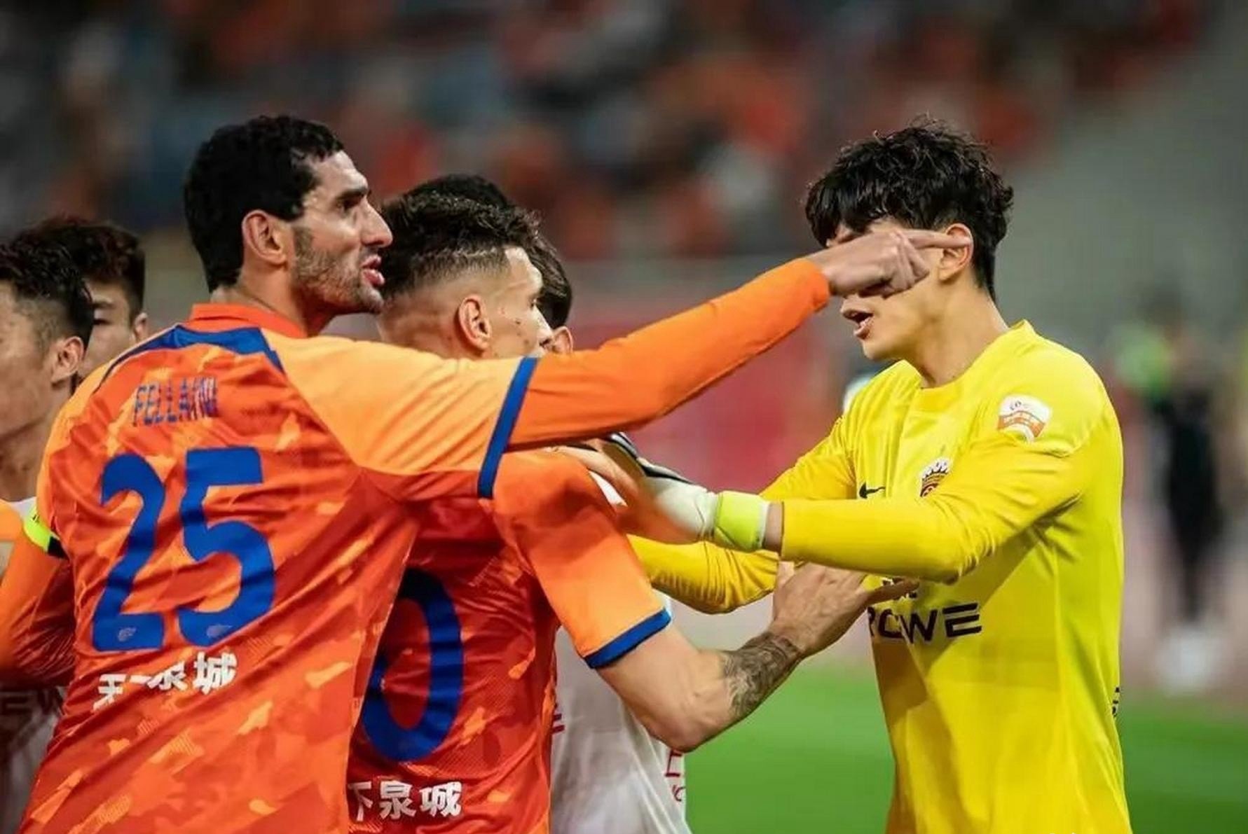 关于足球比赛现场暴力事件频发,警方出动维持秩序的信息 关于足球比赛现场暴力事件频发,警方出动维持秩序的信息