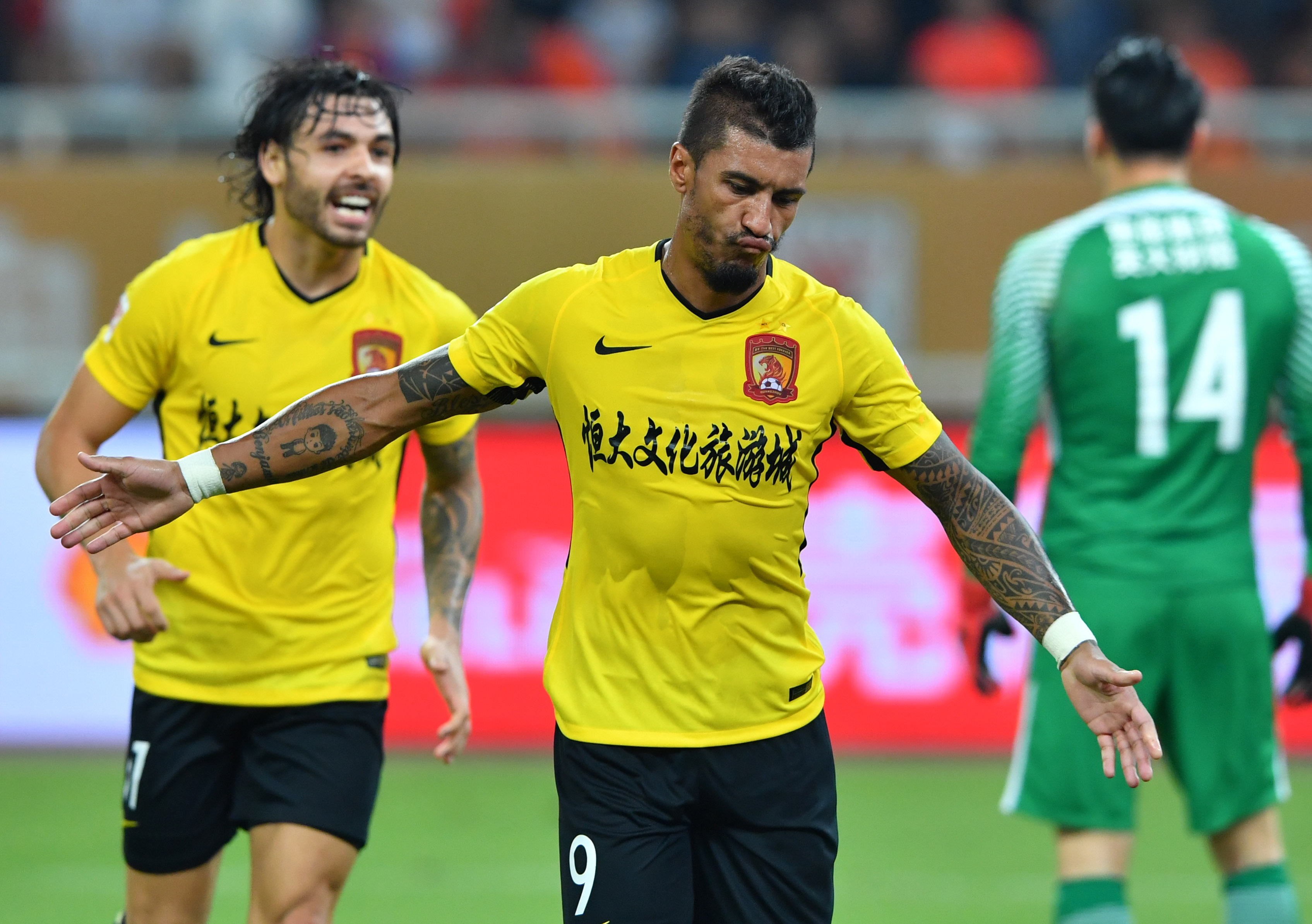 广州恒大主场逆转山东鲁能，稳固领先优势