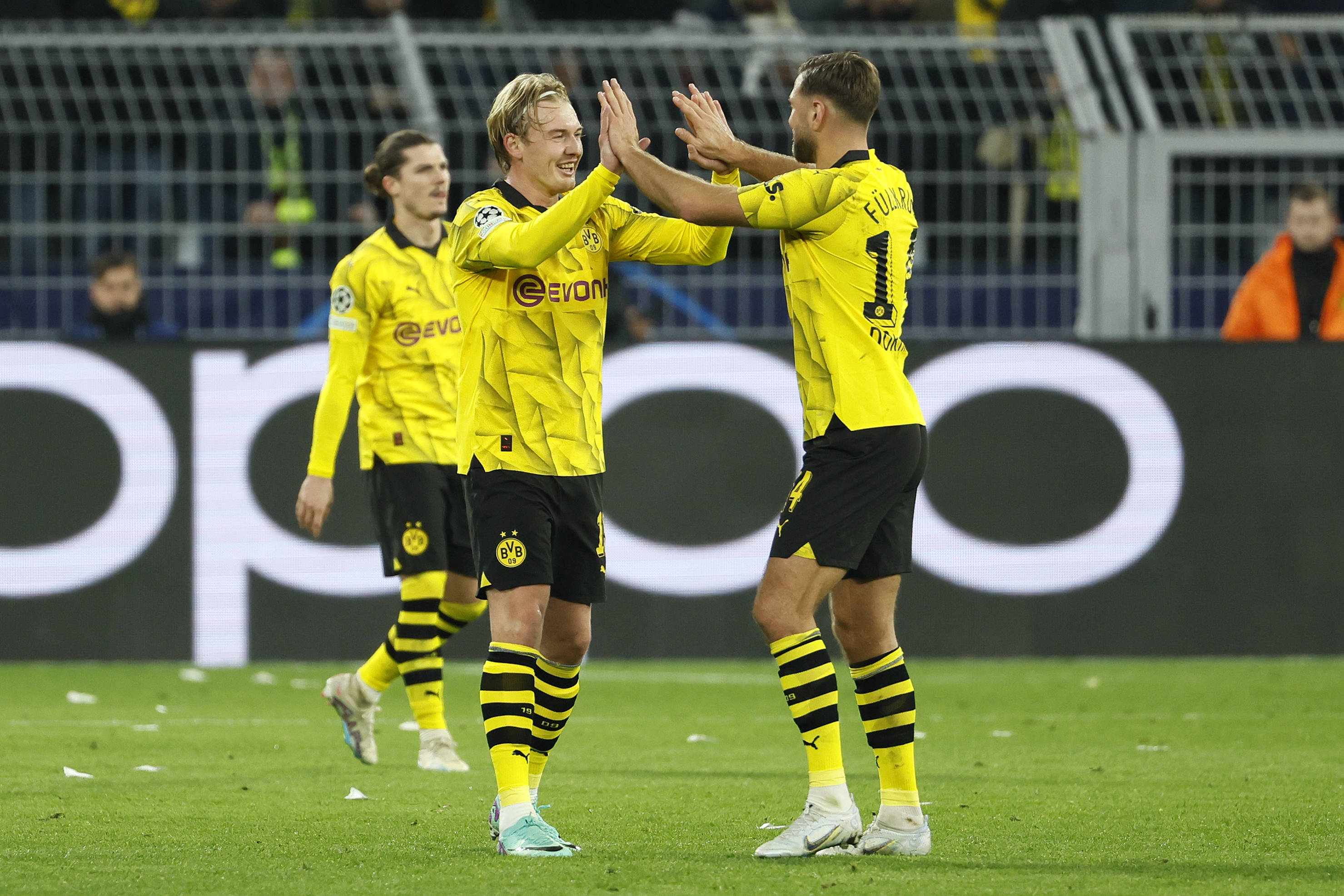 多特蒙德球员队内逗趣视频曝光引发关注 多特蒙德球员队内逗趣视频曝光引发关注