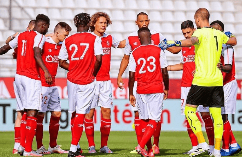 亚眠队阵容变动频繁，战术体系待提升