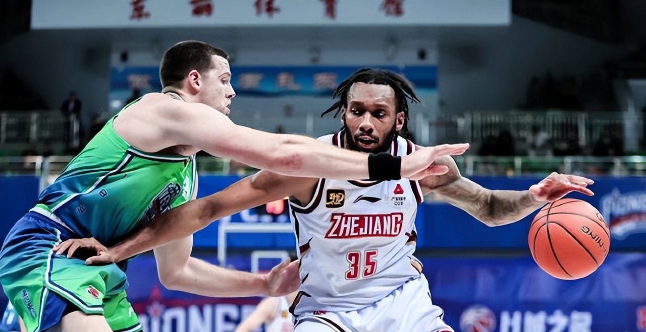 江苏男篮与浙江比赛,交战激烈不分胜负 江苏男篮与浙江比赛,交战激烈不分胜负