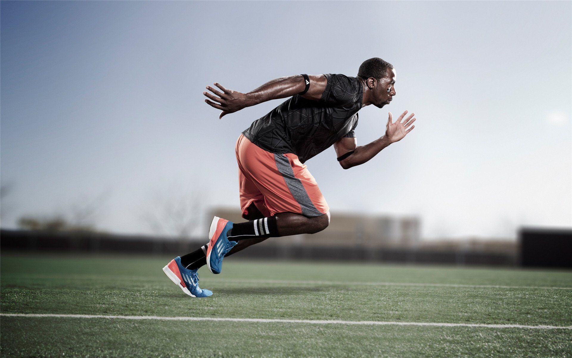 西西帕斯,用火热的球拍,在都灵点燃总决赛的激情