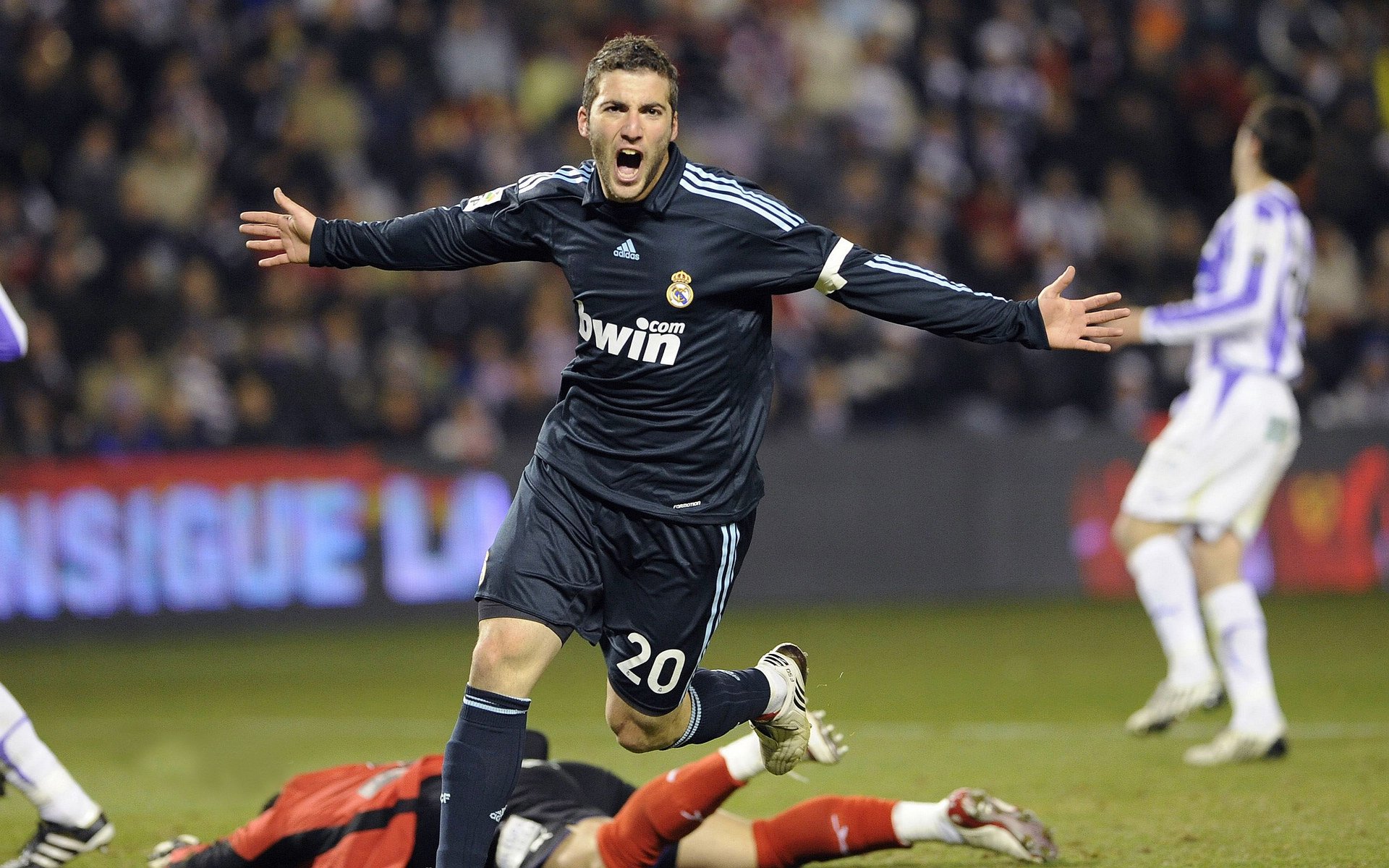 冰与火的交响，当黄鸭的烈焰照亮丹麦的冷静堡垒