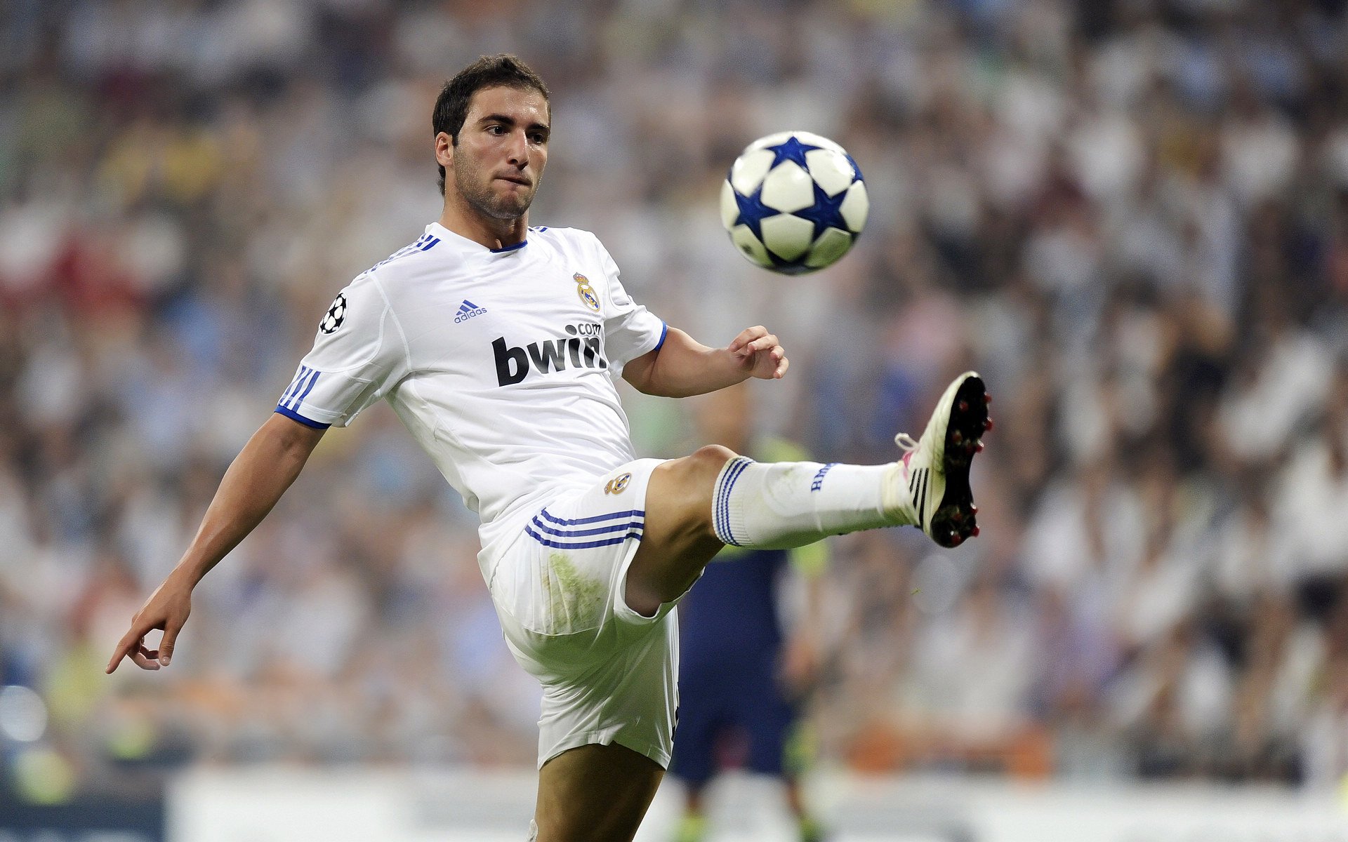 双星闪耀，那不勒斯狂胜比利时劲旅，C罗再刷历史纪录